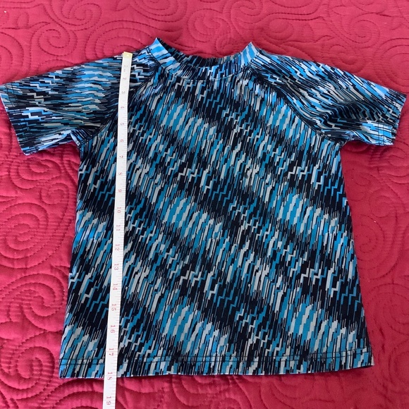 Bundle of 2 Boy T Shirts Disney Incredibles 2 and Gymboree - Picture 3 of 11